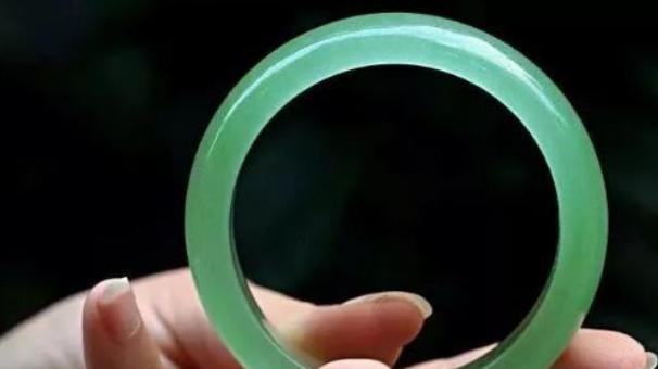 翡翠|如何正确挑选翡翠？是看颜色还是看雕刻工艺？都很重要