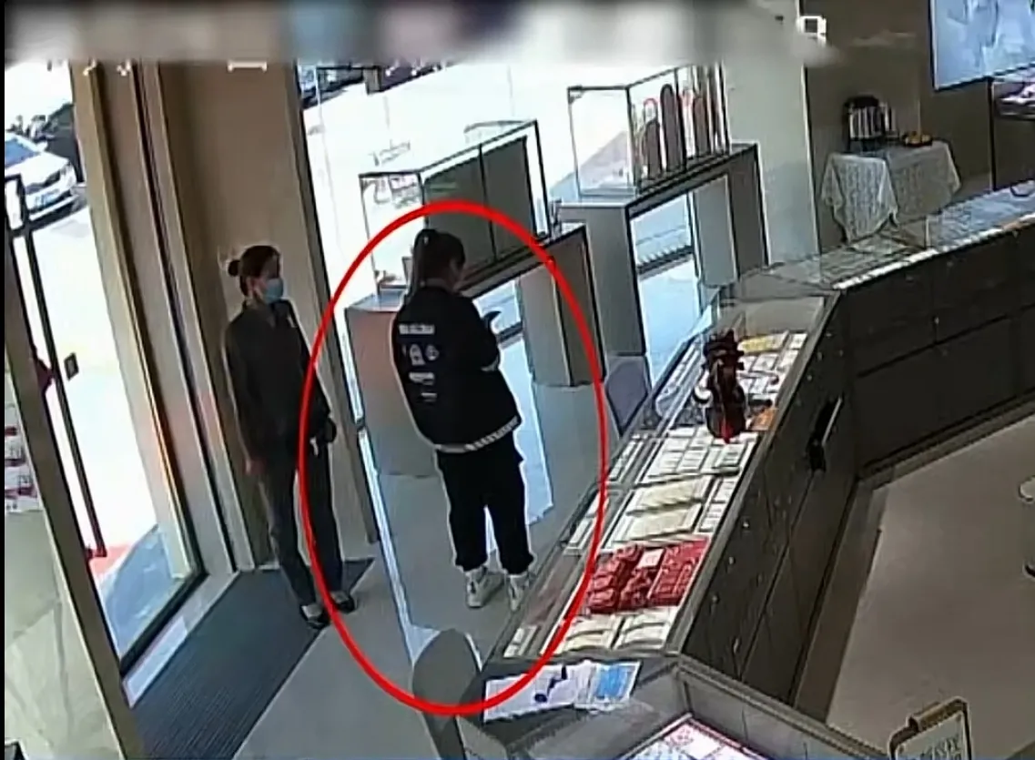 山东聊城，一女子在金店，花3个小时挑了7件黄金首饰，并把看中的手镯、手串、吊坠都戴在身