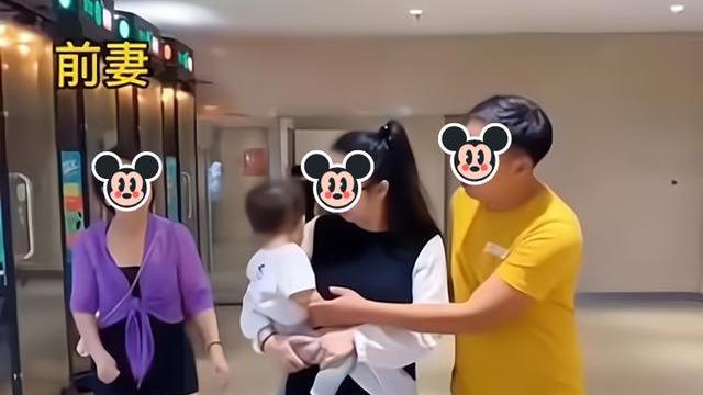 女子看到许久未见的女儿，本想上前亲近，前夫的妻子一把将她推开