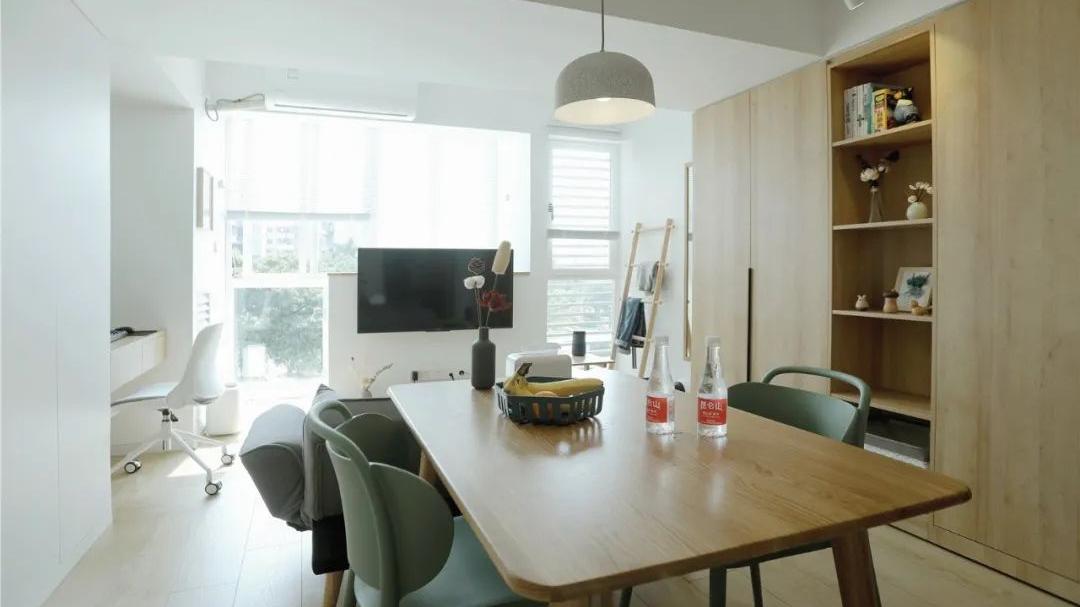 36㎡原木风小户型装修，电视墙设计头一次见，每1㎡都不浪费