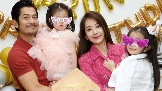 郭富城|郭富城带家人吃饭遭偷拍，面露凶狠瞪大眼睛，怒指镜头警告偷拍者！