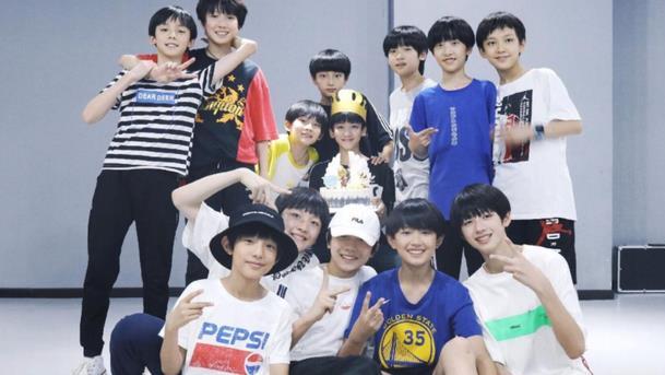 tf家族|TF家族四代练习生首次路演！时代峰峻造星太急，刚路演直播被封了