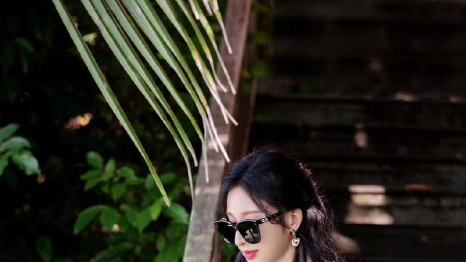 张俪|张俪晒阳光沙滩美照，格子泳衣身材超吸睛，大长腿格外抢眼！