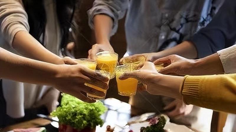 热舞|男子家庭聚会上，当众炫耀女儿热舞出1万粉丝，惹亲戚围观