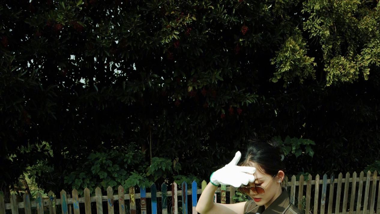 张丹峰|郑恺和苗苗太登对，无袖上衣配半身裙，显得太灵动