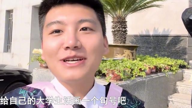 山西一儿子毕业带全班女生喊话妈妈，三个字让妈妈一颤：娶不起