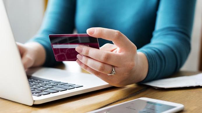 社交|社交支出都没30%，新时代青年在远离社交吗？他们平常消费习惯啥样