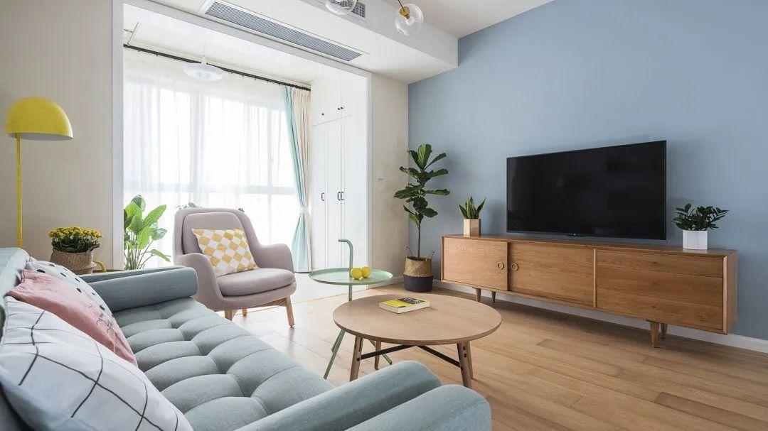 简约风的新房大气又美观，入户玄关就很迷人，色彩搭配活力满满