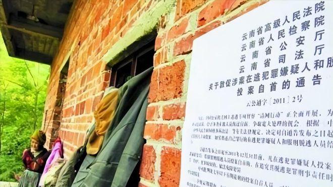 ?人贩子为躲罪将自己卖进山区，天天吃剩菜，女儿却在最好的学校