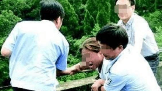 母亲被邻居打伤，浙江小伙千里回村，将对方一家灭门，警方介入