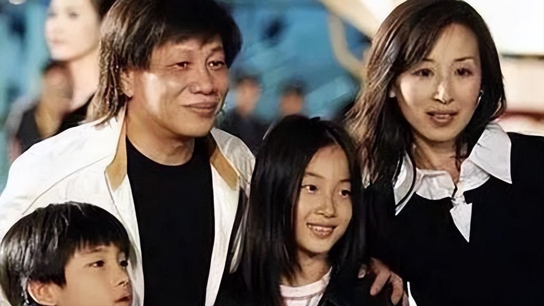 1979年，梁小龙妻子被人泼硫酸毁容，随后转身娶比他小20岁的姑娘