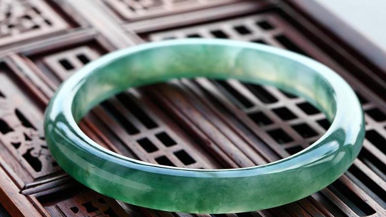 冰种翡翠|常见的三种冰种翡翠手镯，每一款都有各自的优点，尽显无限魅力