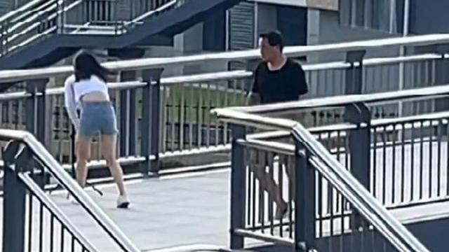 近40度高温天气下，女子在天桥上直播热舞，路人大哥害羞躲避