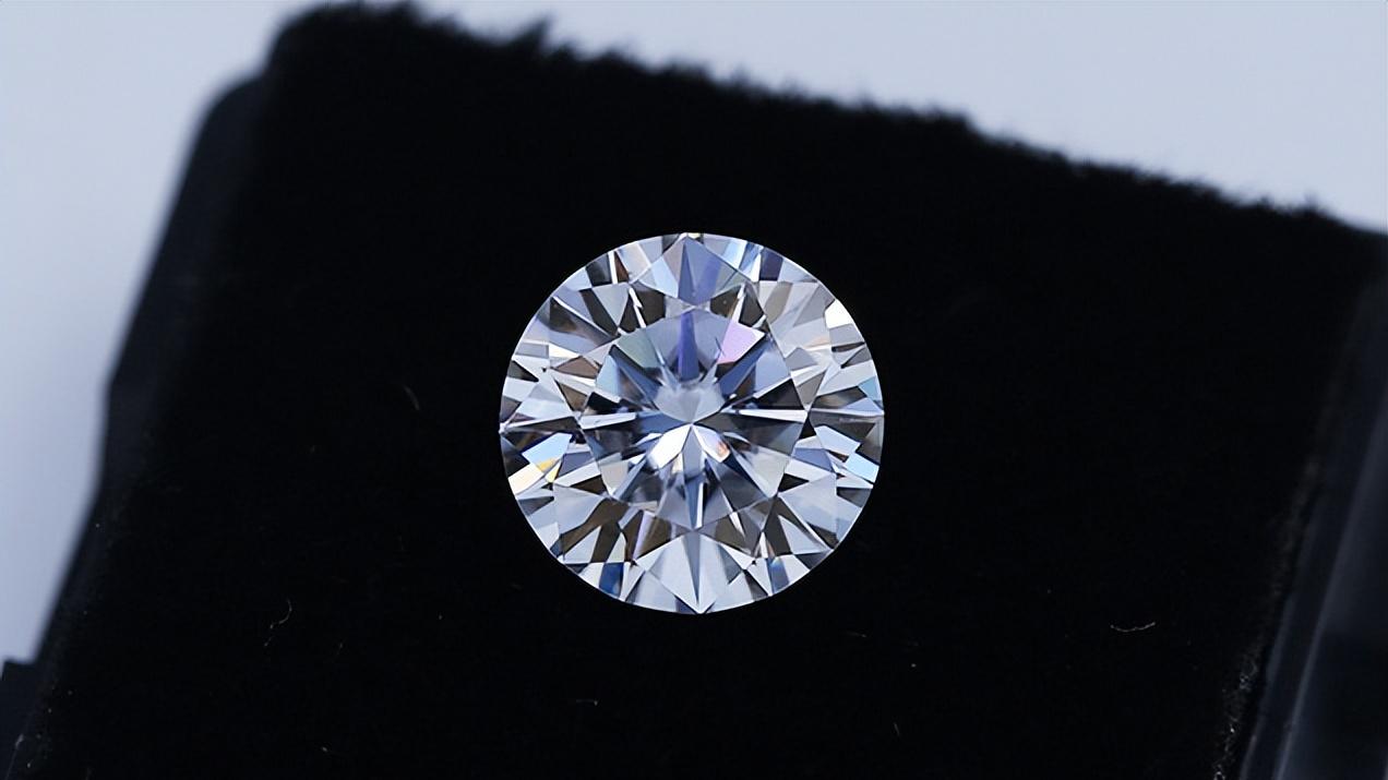 钻石和莫桑钻哪个更好，钻石和莫桑钻哪个更闪折射率大？