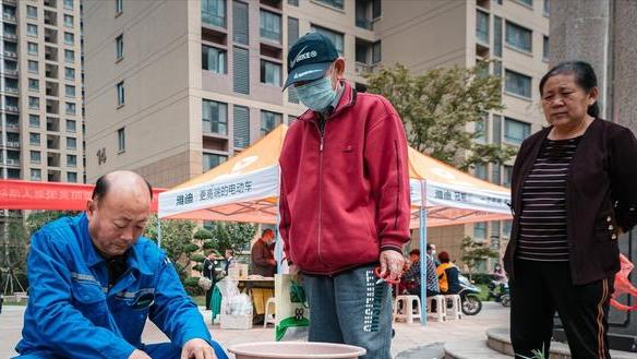 菜刀不能拍大蒜？20年老铁匠揭秘4个关键原因，网友：涨知识了