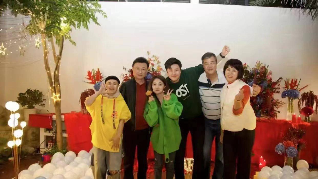 |金龟子女儿传喜讯，与青梅竹马订婚，15岁就私定终身太浪漫