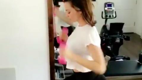 若奥·米兰达 超模米兰达周末出阁再婚小8岁千亿高富帅，这几招婚前护肤学起来