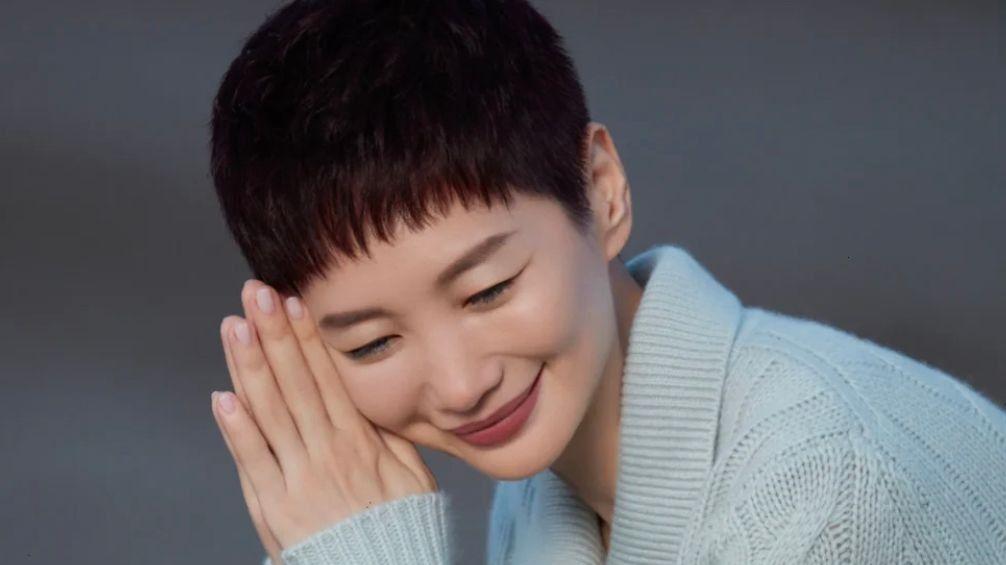 素菜 中年女人“显老”3大原因：衣太宽，发太卷，妆太浓，姐姐变阿姨