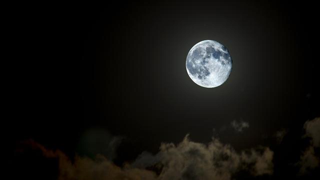 有没有可能？有一天月球会掉下来，砸向地球毁灭人类？