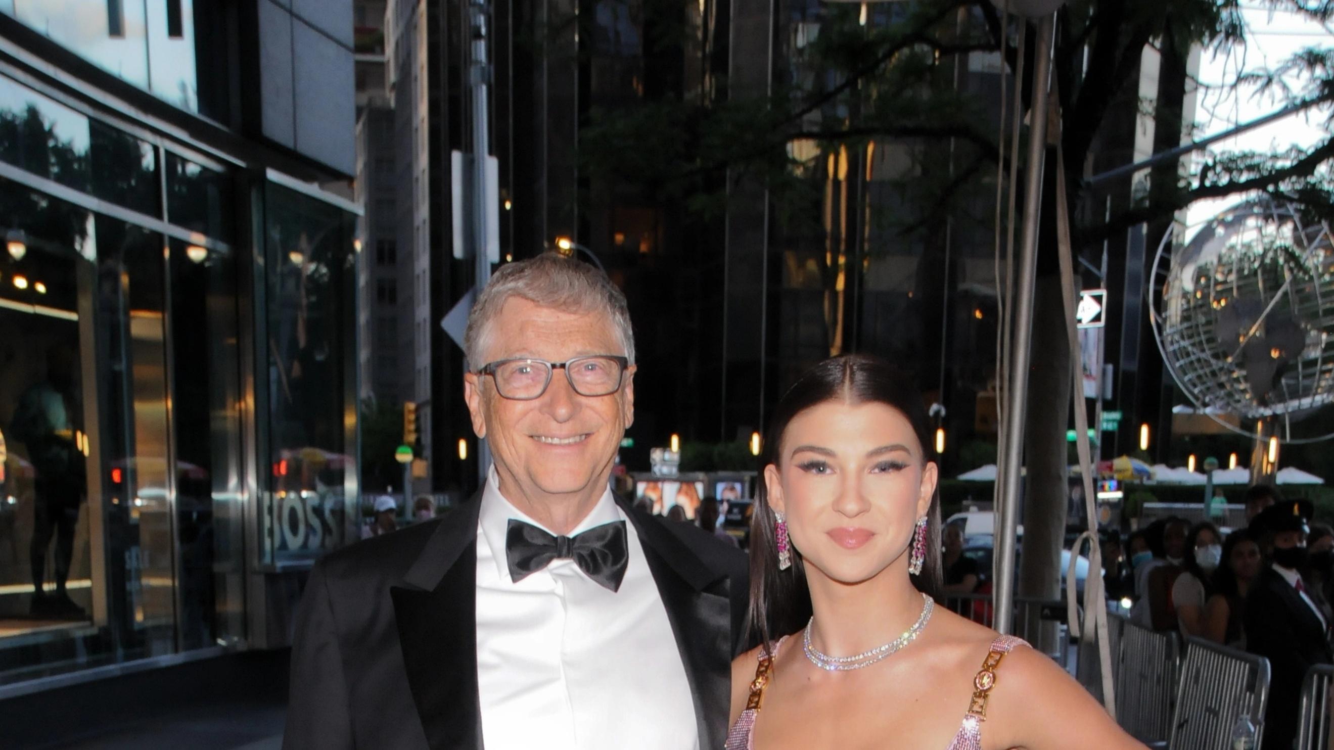 菲比|盖茨千金首次和黑人男友走红毯！不惧吐槽秀恩爱，穿抹胸裙如超模