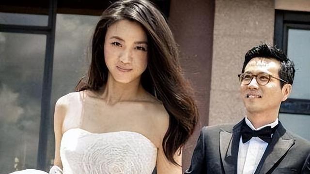 汤唯|汤唯穿深V高定礼服走红毯，优雅动人，礼裙腋下却因流汗湿了一片