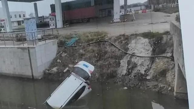 车祸发生后，多名医护人员走下救护车，站在车旁，一直未援手