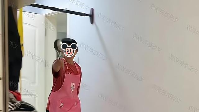 婆婆手持铁勺闯进儿媳房间，想叫她起床干活，看到钞票后态度变了