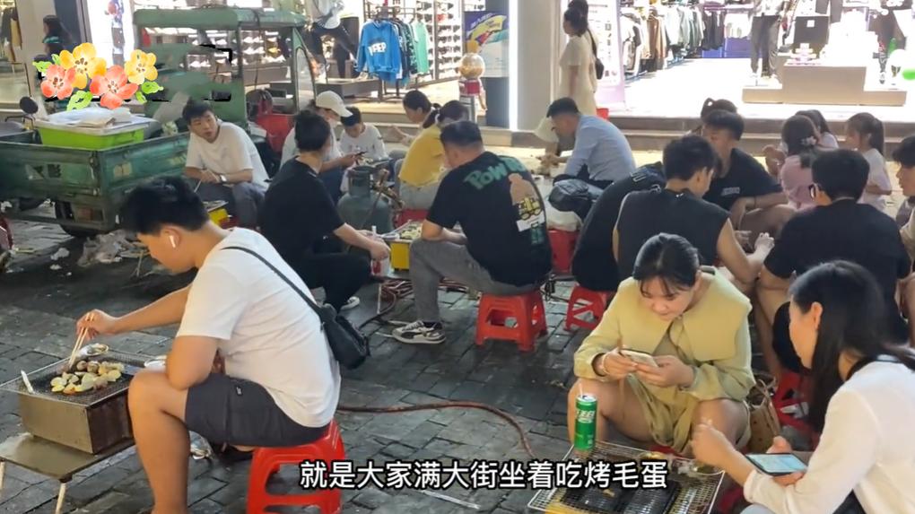 男子和异性吃饭被抓包，妻子大闹烧烤摊，丈夫却紧紧地护着女生