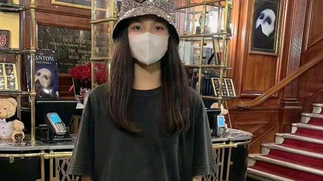 李湘|李湘母女暴瘦变美，逛奢侈品店专人伺候，64万包包挑花眼