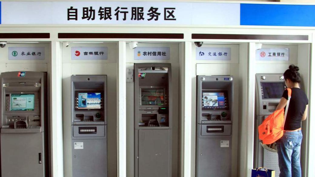 银行误将800元转账成800万，发现时储户已将钱用光，责任由谁负？