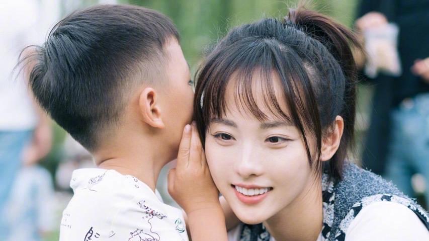 张嘉倪|张嘉倪和买超的全家福，妈妈抱的那个儿子像她，爸爸抱的那个像他