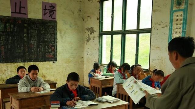 教师|教师行业出现“3大现象”，背后原因引人深思，尤其是中小学老师