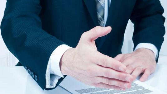 hr|女子投简历后发现HR是室友，对方竟私信回复“是你吗”？