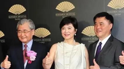 鸡蛋 林青霞越老越霸气，穿无袖连衣裙戴珍珠项链，短发有别样美