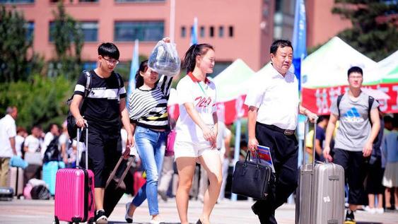 大学|“后悔花14万供孩子上大学”，农民工含泪说出真心话，原因很现实