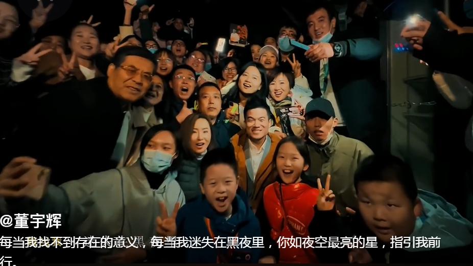 董宇辉被泼水事件后续：女子获得原谅已回家，泼水理由很牵强