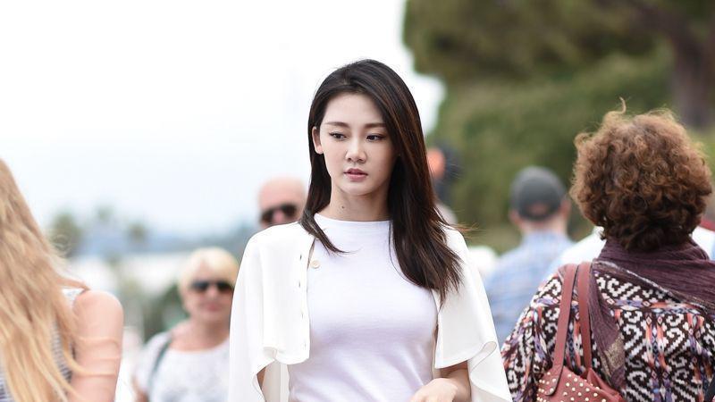 苗苗|郑恺老婆苗苗偶遇郭富城，追星成功并合影，两人不像情侣像父女！