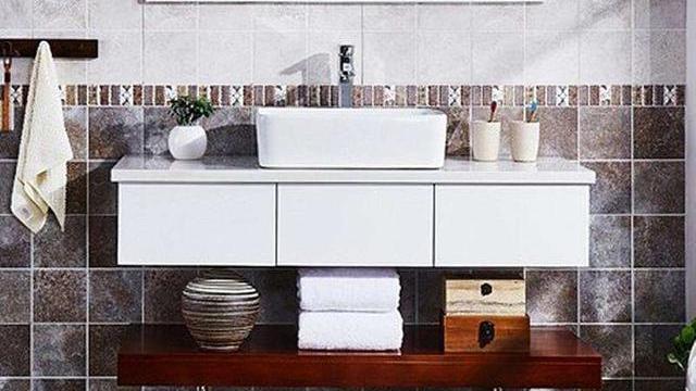 好多人卫生间都不装马桶了，这样装修，空间大10倍