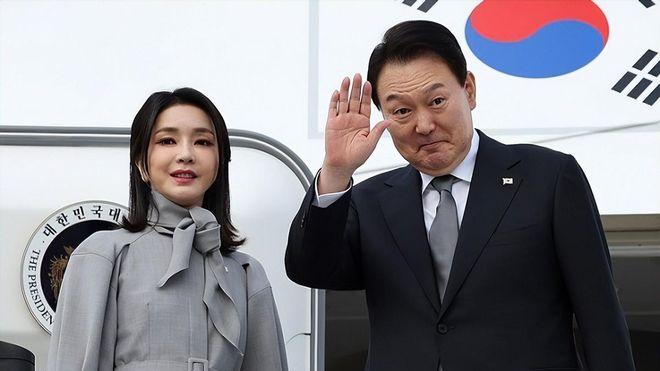 西装 韩国第一夫人用美貌为老公撑门面！穿收腰西装出访加拿大，超拉风