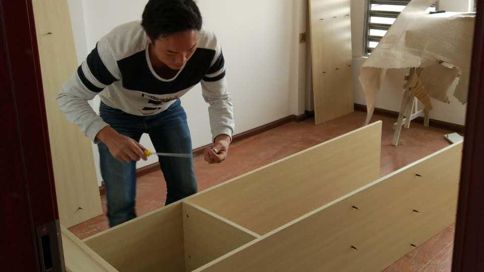 同一个师傅装出来的两个柜子，一家开心得很，另一家肚子都气炸！