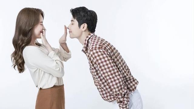 纪实：男子在电梯口遭女子强吻，高举双手不敢反抗，闺蜜笑着看戏