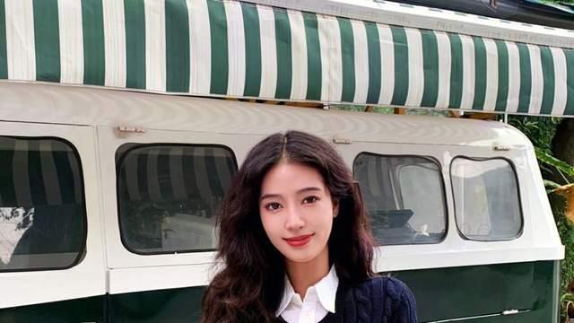 针织衫|会穿的职场女人，都爱“针织衫+打底裤和半身裙”，时髦又显气质