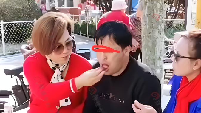 单身男子返乡回村，两名大妈要和他谈恋爱“我们还能生孩子”