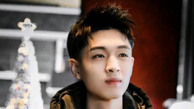 张兰|德云社秦霄贤乌镇戏剧节，被何炅全程关照，老秦又遇到一位好导师