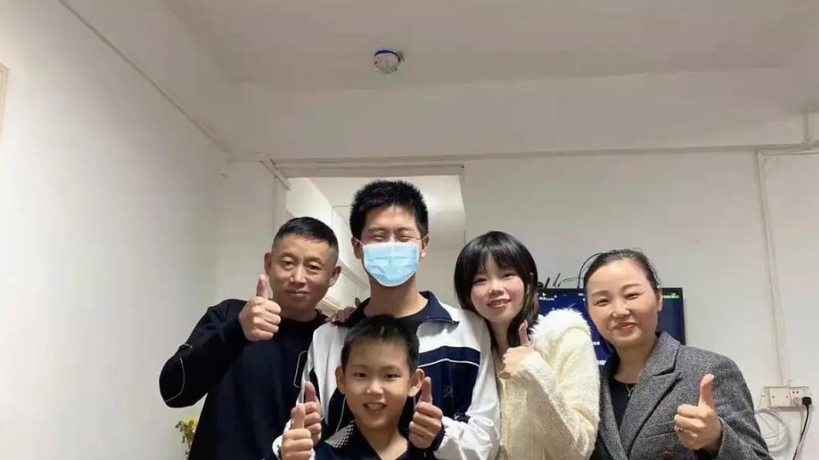 姐姐|孙卓为亲姐庆生，鼓掌动作与爸爸“神同步”，与在买家截然不同