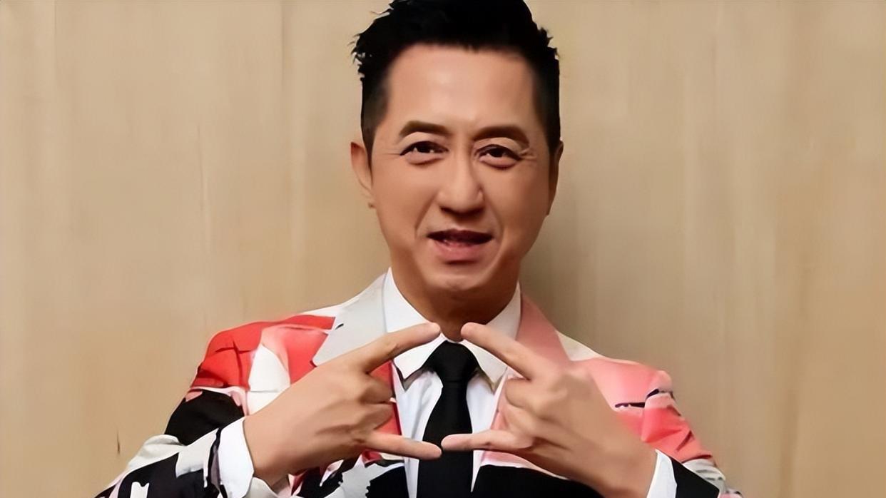 庾澄庆|庾澄庆带着小15岁妻子现身！二人合唱甜蜜对视，结婚6年儿女双全