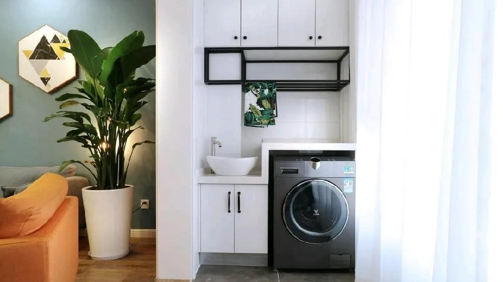 132平北欧三居室，客厅将柜子拐向入户门分别作鞋柜和储物柜