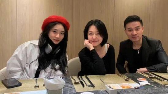 许雅钧|小S许雅钧给二女儿庆生，合影距离遭网友猜测貌合神离