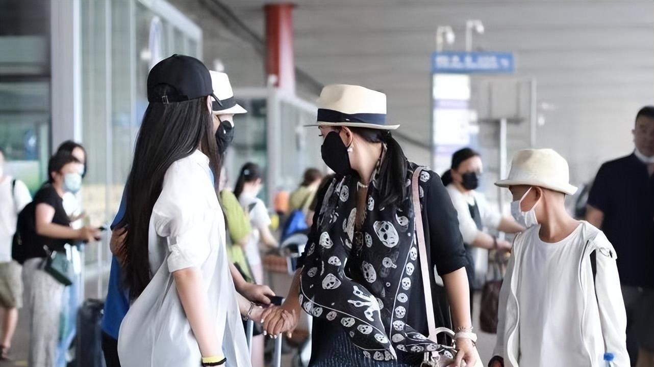 赵文卓|赵文卓14岁女儿太出挑！身高一米七和妈一般高，五官随爸好养眼