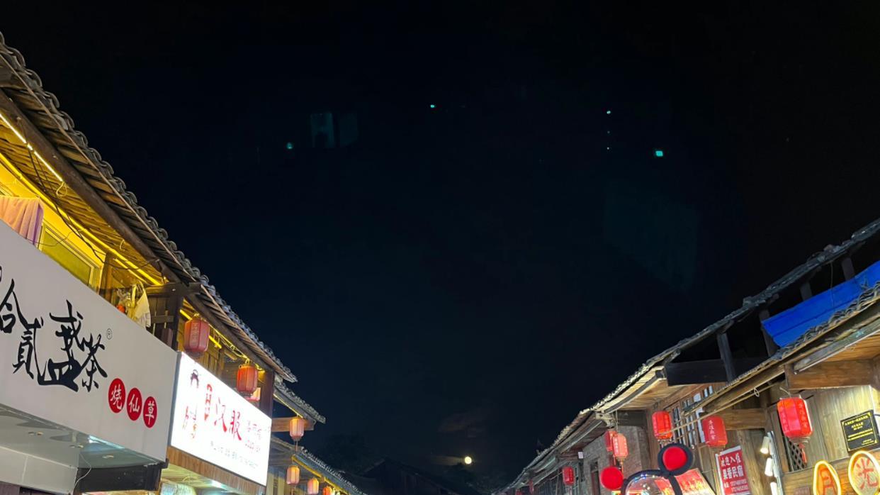 湖南|100亿元修建的湖南古城，不收门票，白天游客稀少夜晚灯火通明